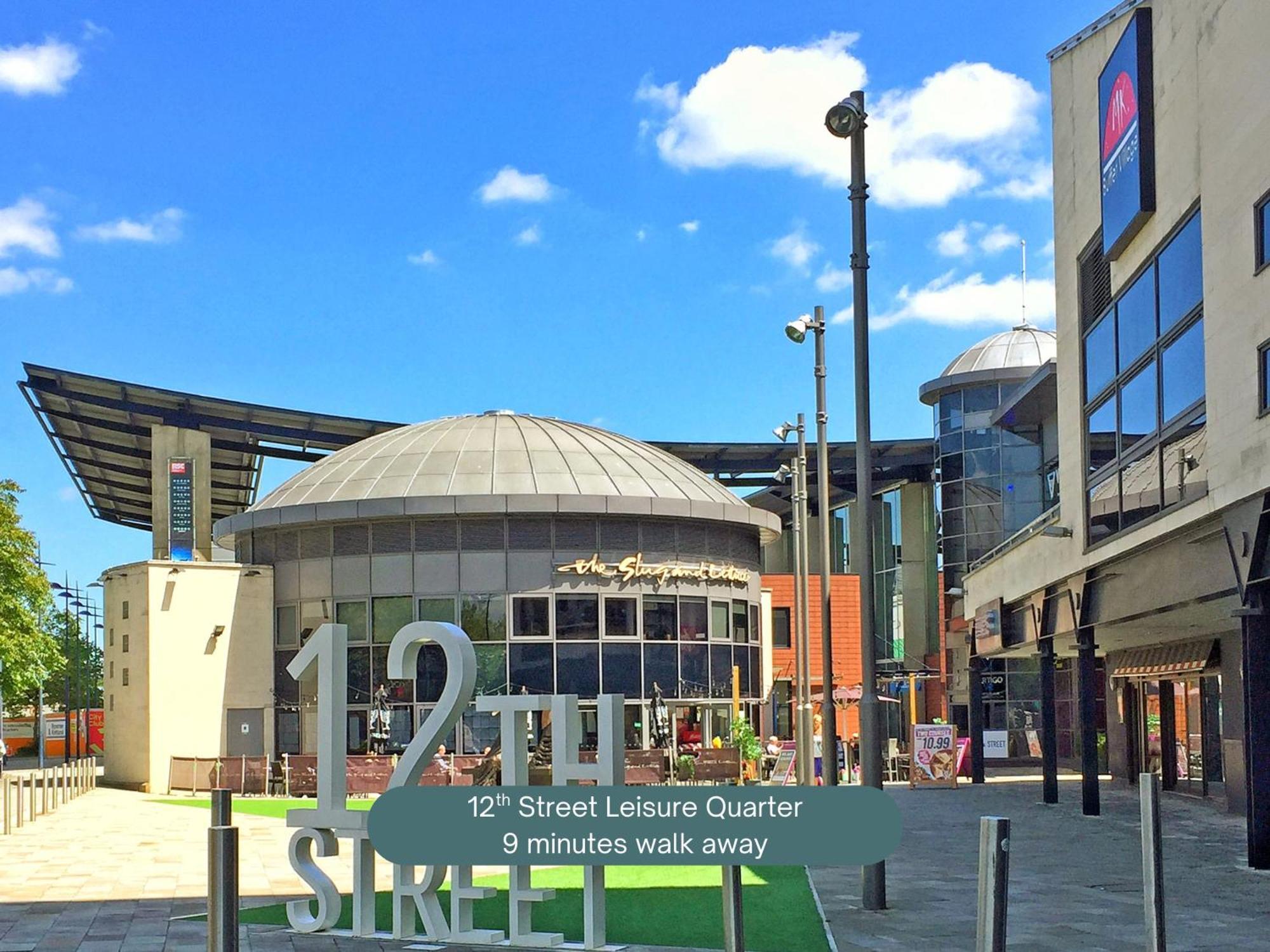Penthouse Oasis: City Centre Retreat with Balcony and Entertainment Milton Keynes Exterior photo