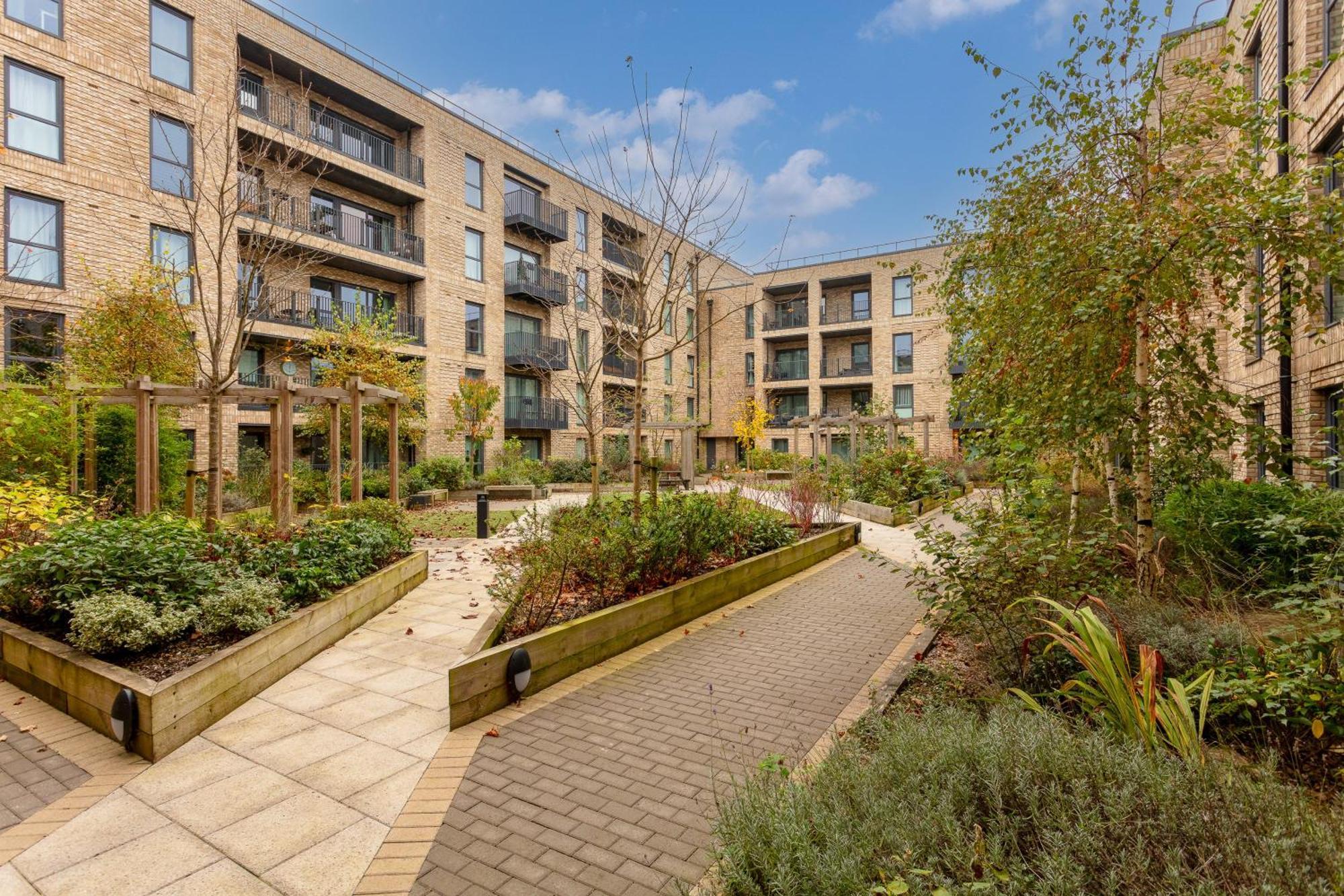 Penthouse Oasis: City Centre Retreat with Balcony and Entertainment Milton Keynes Exterior photo