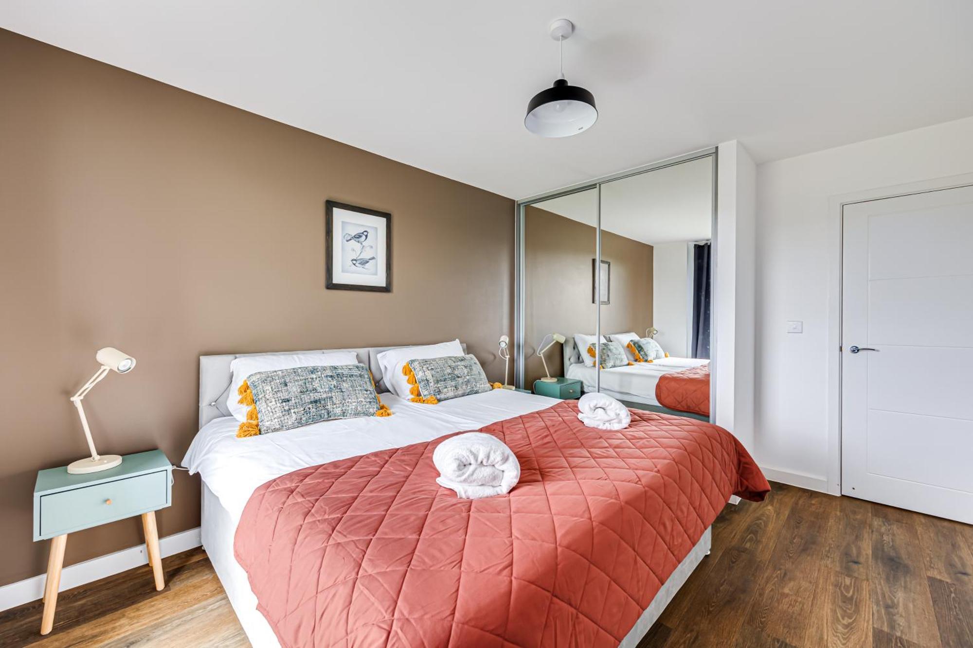 Penthouse Oasis: City Centre Retreat with Balcony and Entertainment Milton Keynes Exterior photo