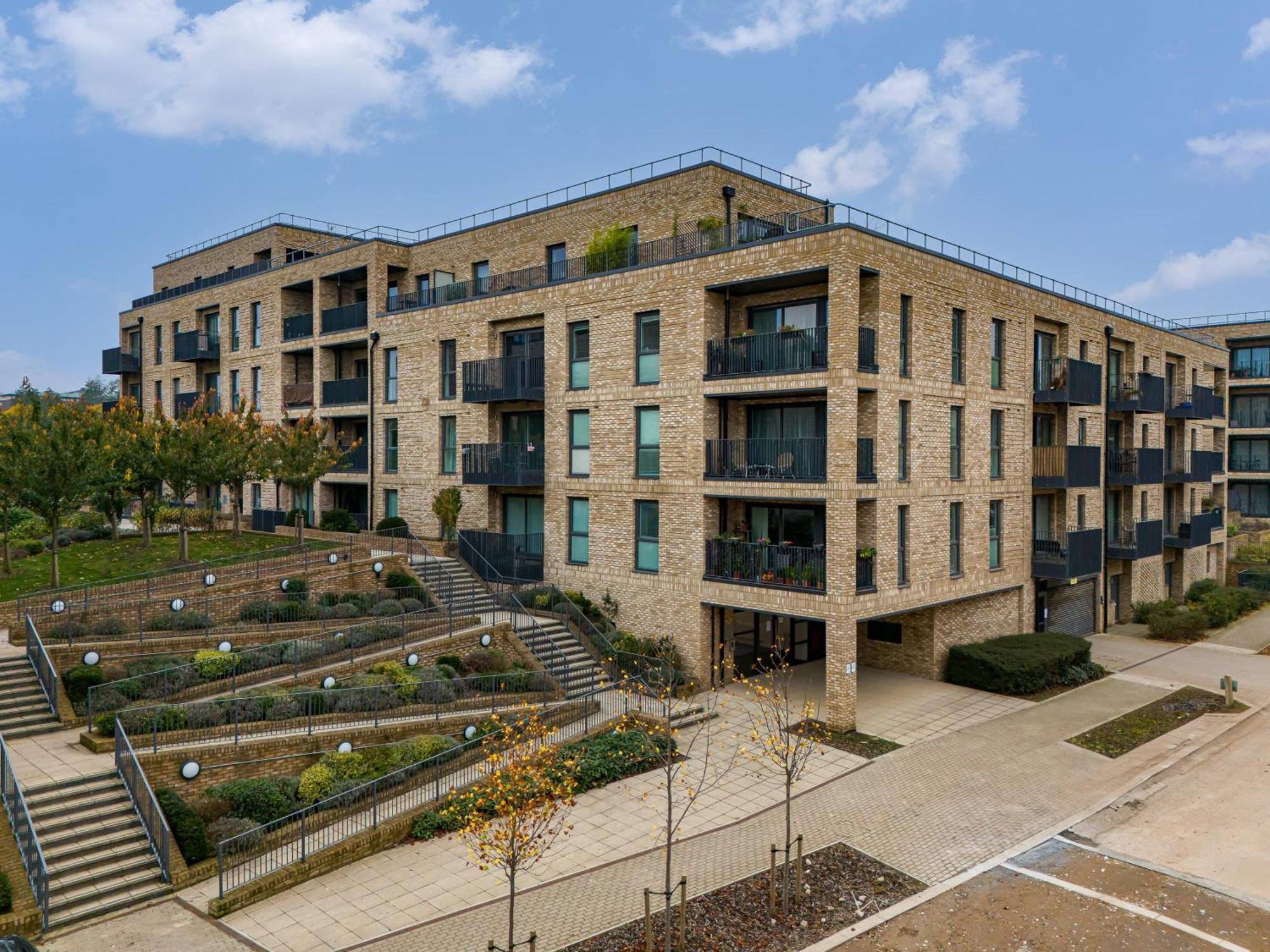 Penthouse Oasis: City Centre Retreat with Balcony and Entertainment Milton Keynes Exterior photo