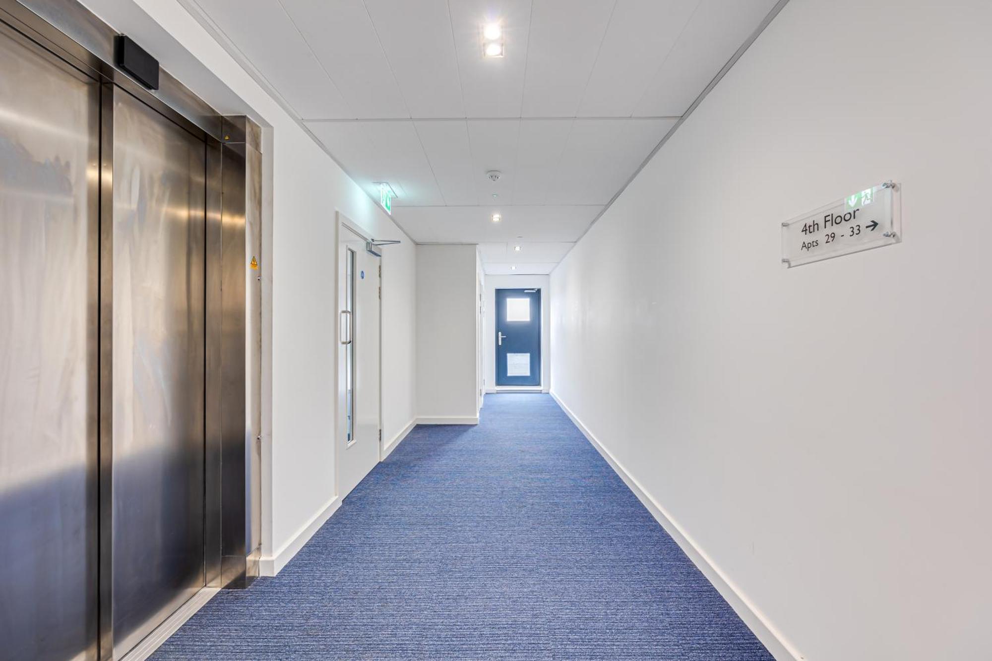 Penthouse Oasis: City Centre Retreat with Balcony and Entertainment Milton Keynes Exterior photo
