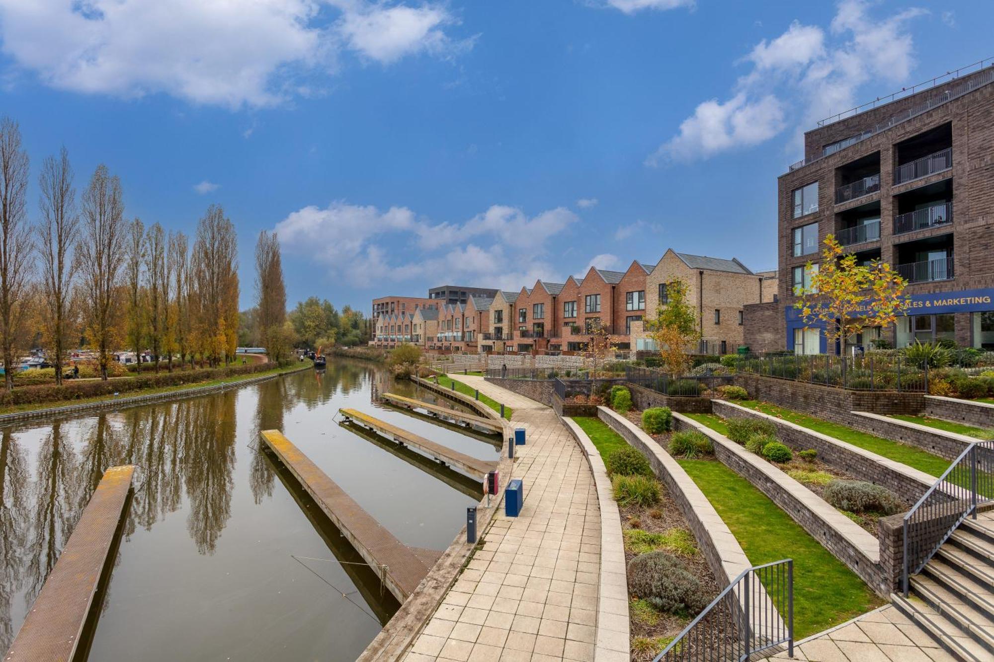 Penthouse Oasis: City Centre Retreat with Balcony and Entertainment Milton Keynes Exterior photo