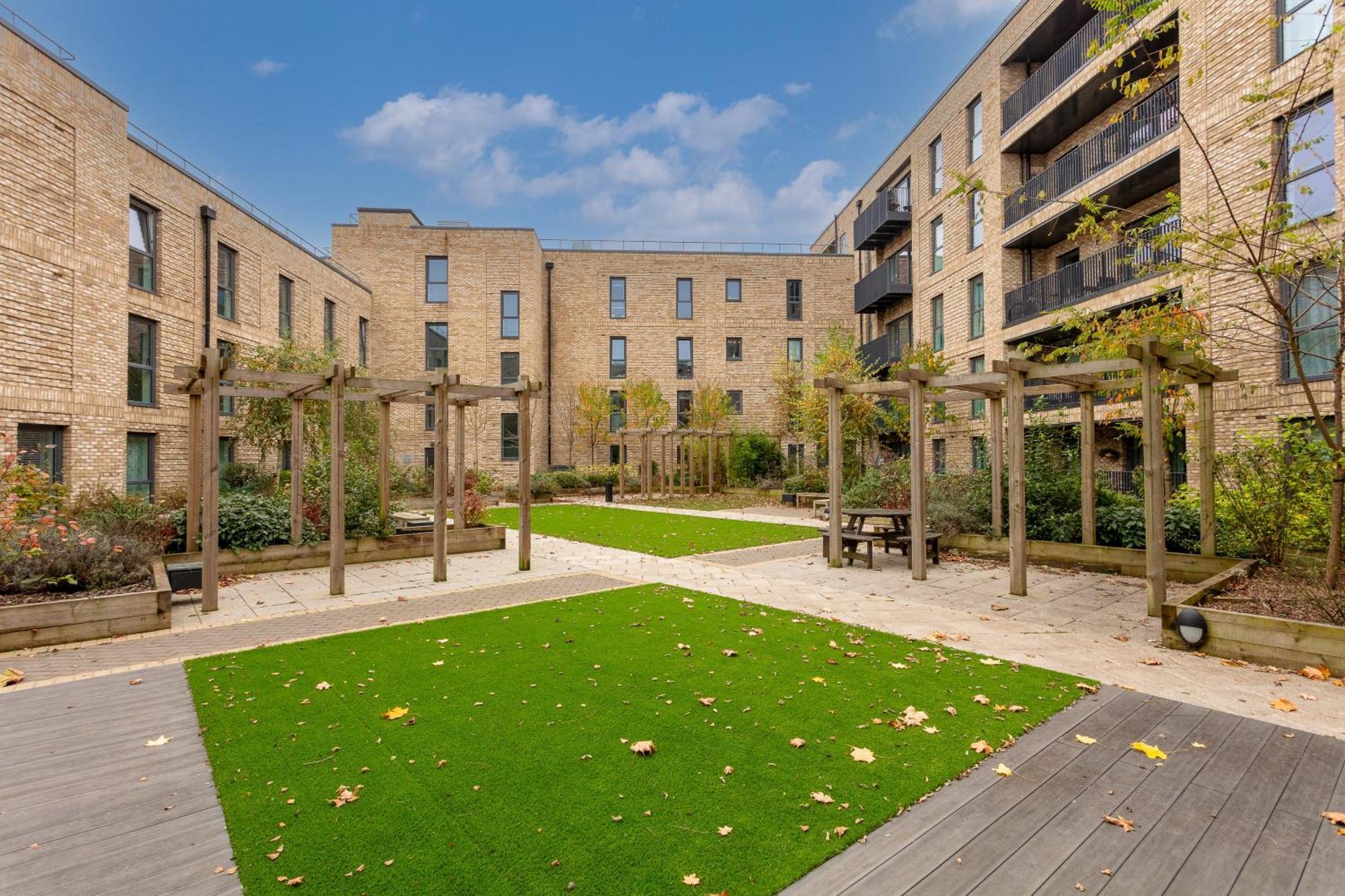 Penthouse Oasis: City Centre Retreat with Balcony and Entertainment Milton Keynes Exterior photo