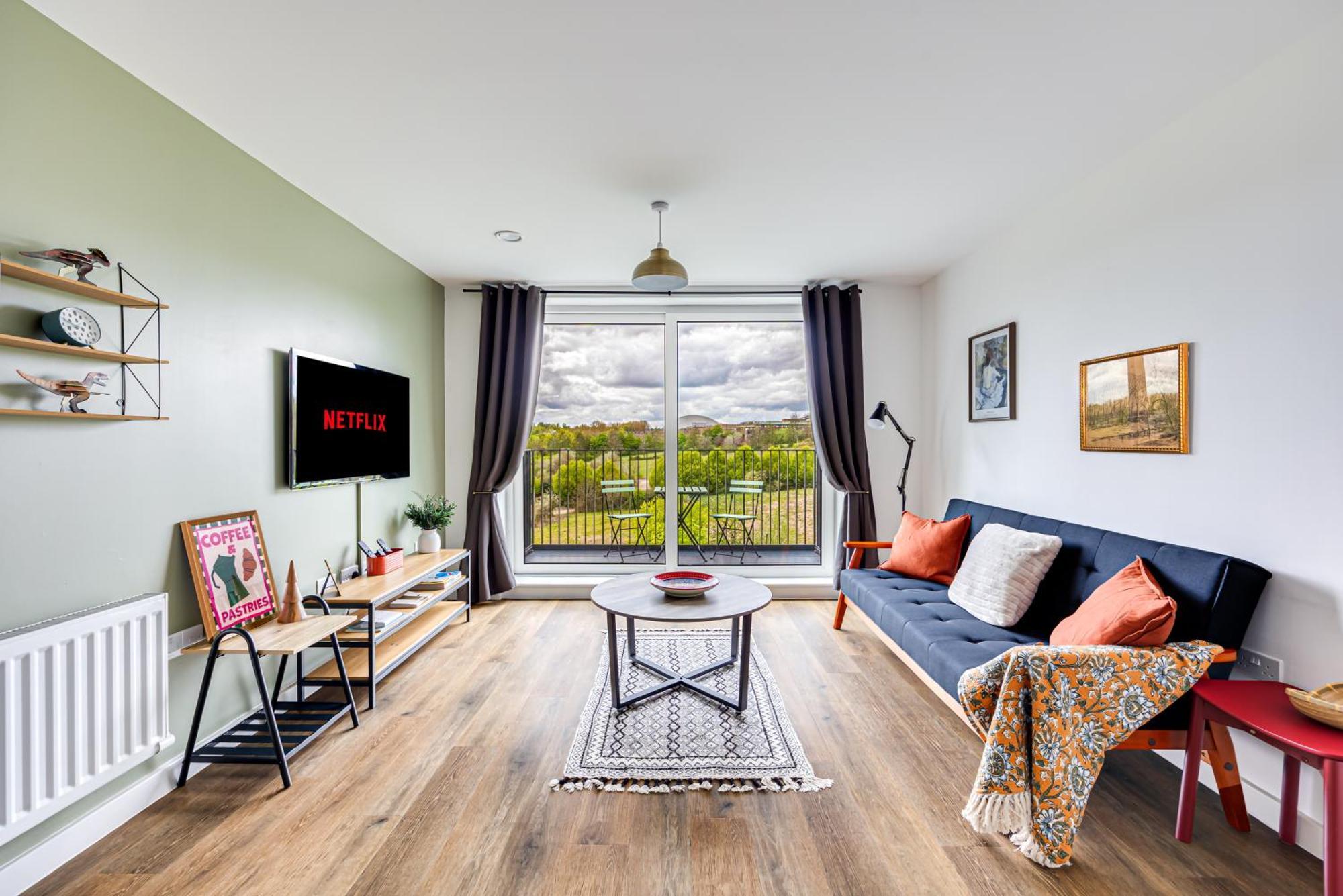 Penthouse Oasis: City Centre Retreat with Balcony and Entertainment Milton Keynes Exterior photo