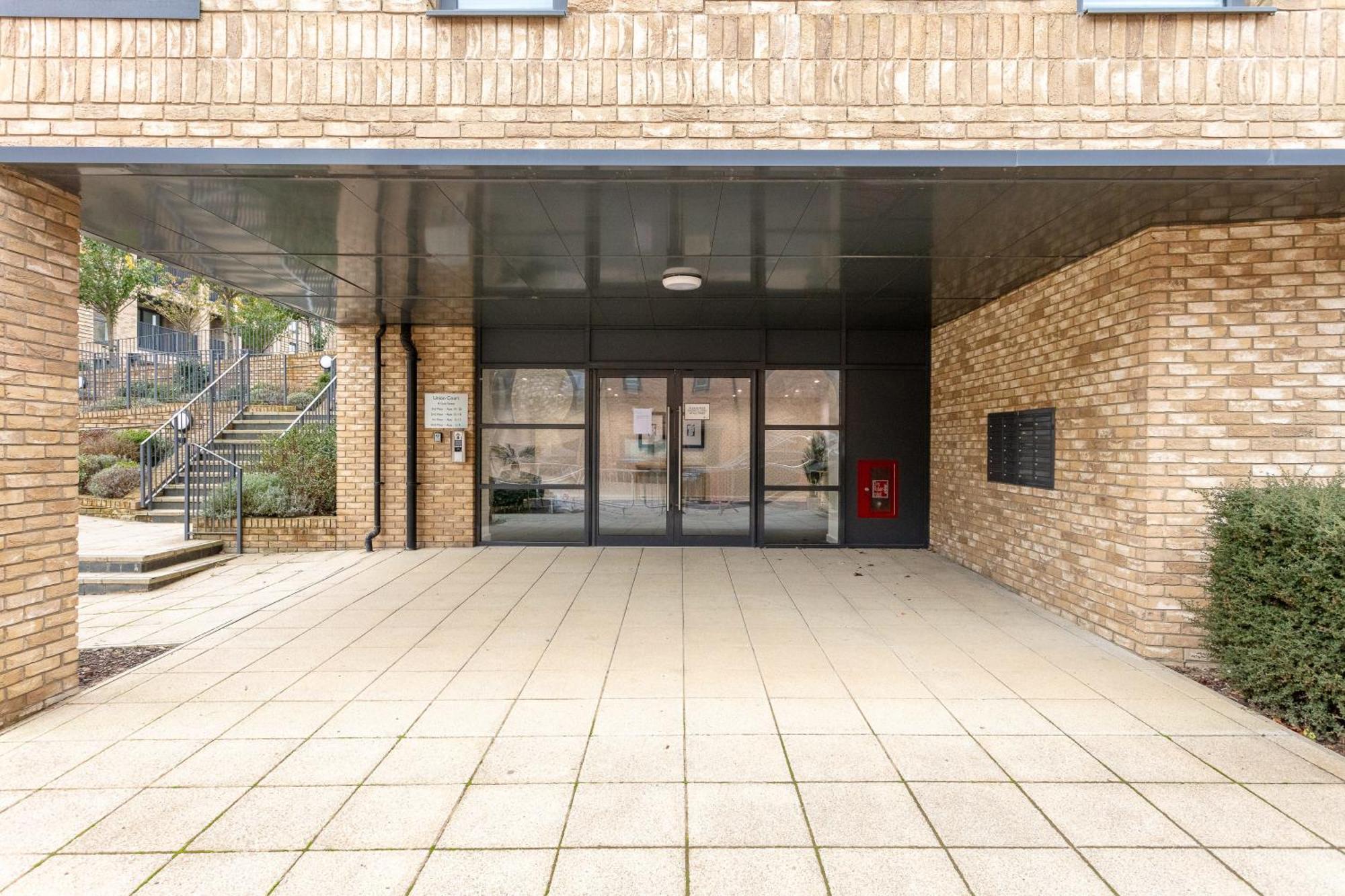 Penthouse Oasis: City Centre Retreat with Balcony and Entertainment Milton Keynes Exterior photo