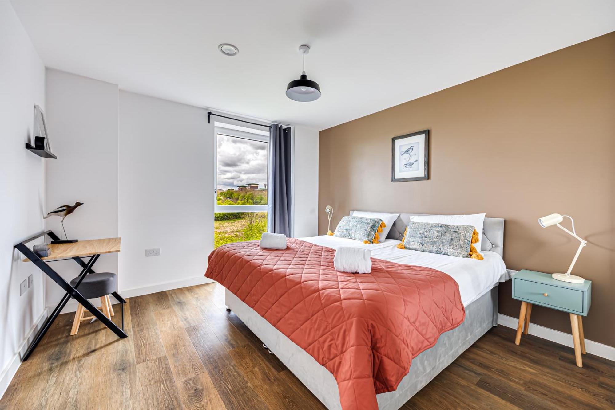 Penthouse Oasis: City Centre Retreat with Balcony and Entertainment Milton Keynes Exterior photo