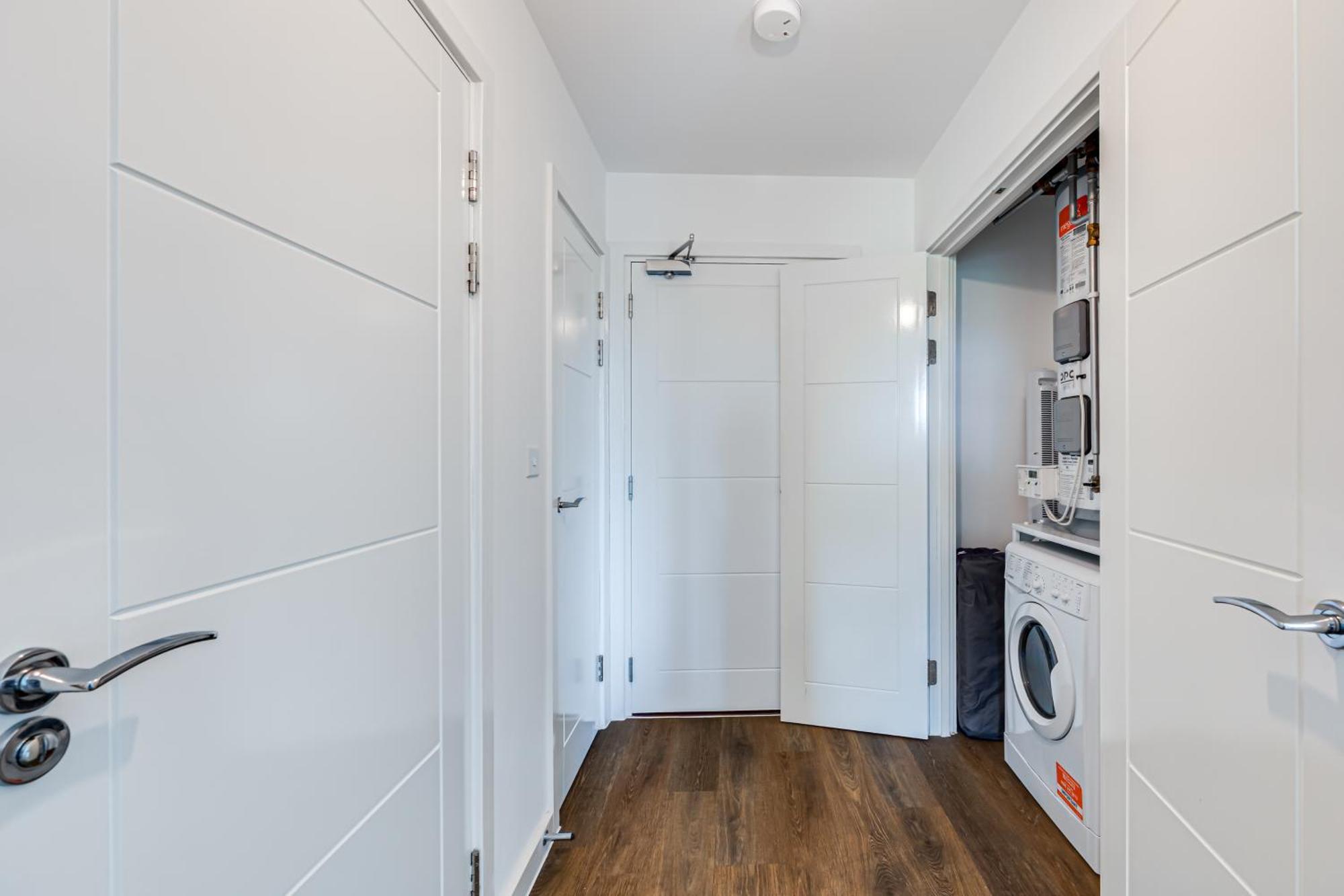 Penthouse Oasis: City Centre Retreat with Balcony and Entertainment Milton Keynes Exterior photo