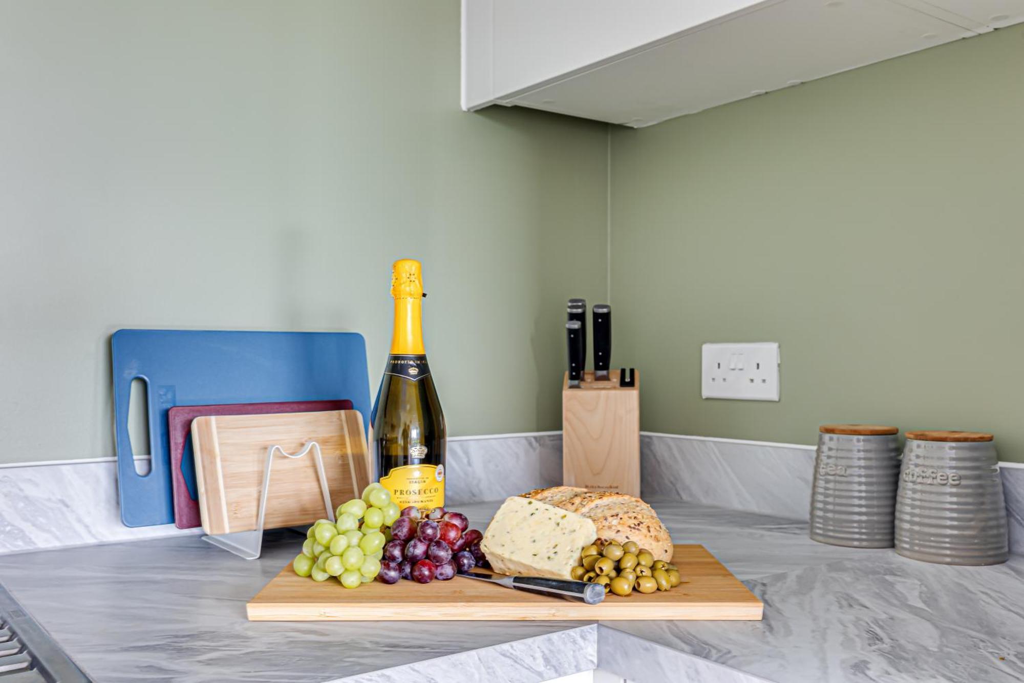 Penthouse Oasis: City Centre Retreat with Balcony and Entertainment Milton Keynes Exterior photo