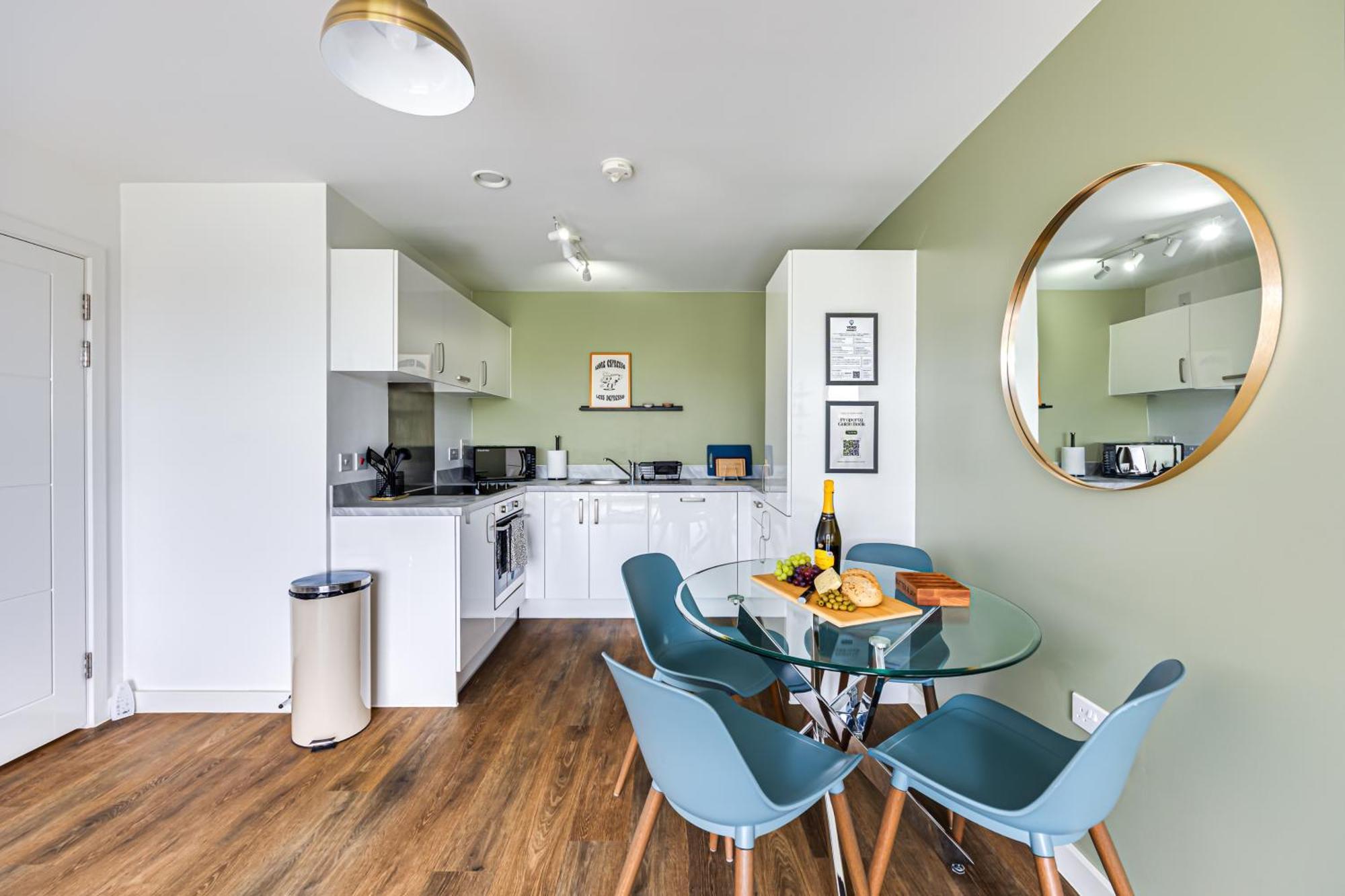Penthouse Oasis: City Centre Retreat with Balcony and Entertainment Milton Keynes Exterior photo