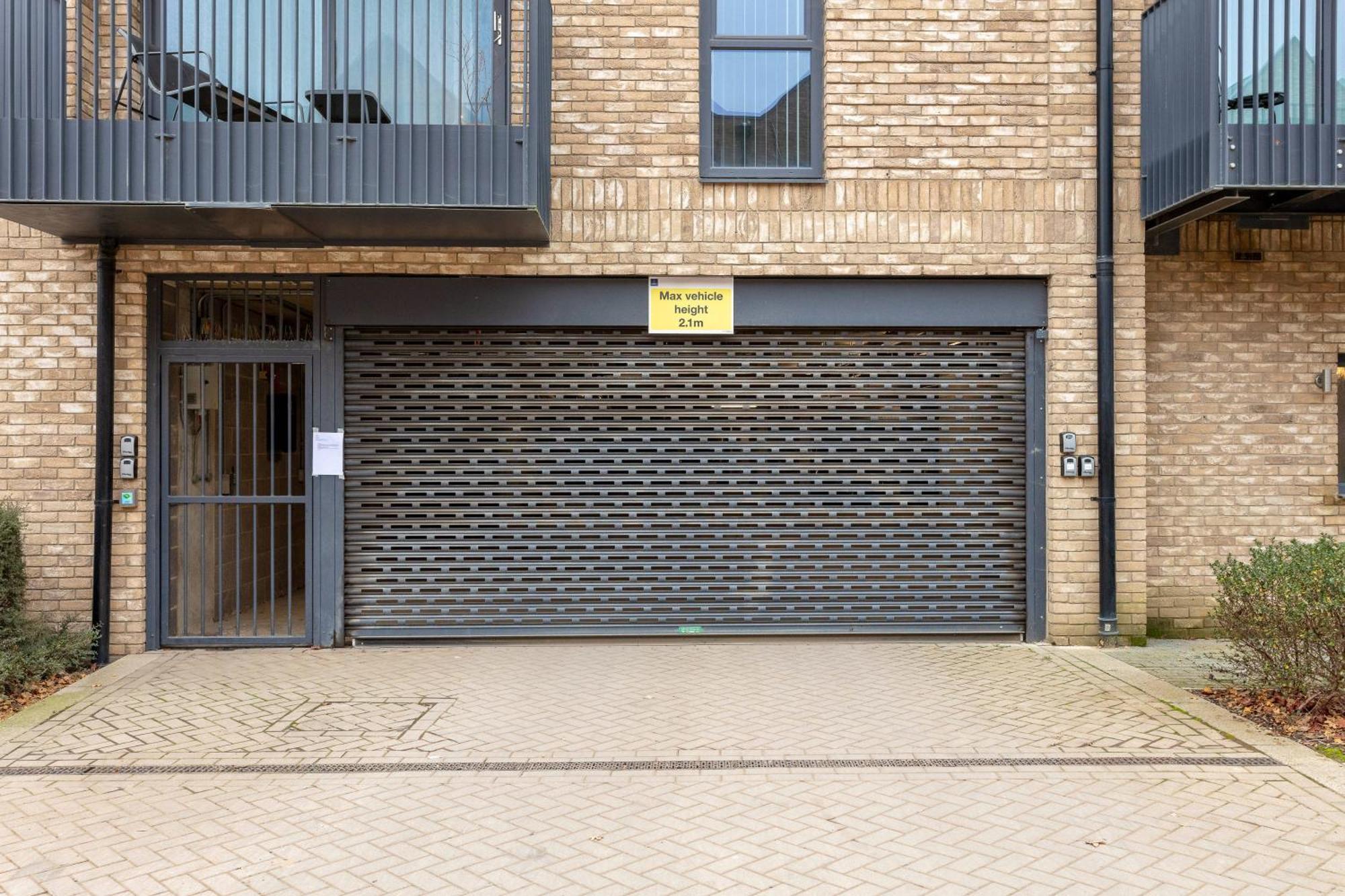 Penthouse Oasis: City Centre Retreat with Balcony and Entertainment Milton Keynes Exterior photo